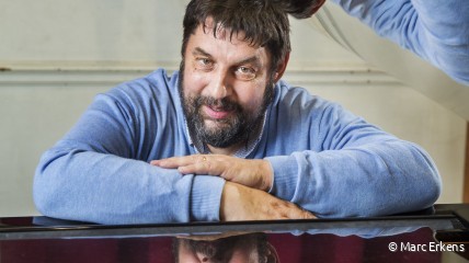 Marc Erkens vertelt en illustreert aan de piano